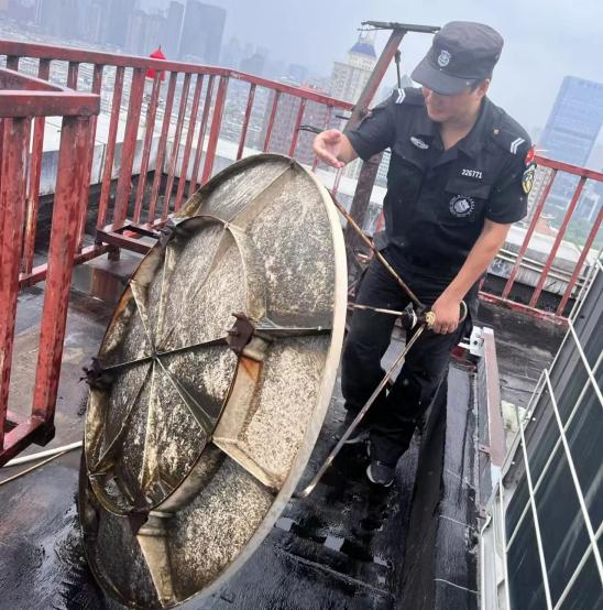 C:/Users/BA/Desktop/風(fēng)雨過(guò)后南京保安迅速行動(dòng)，恢復(fù)安“寧”面貌/11.jpg11