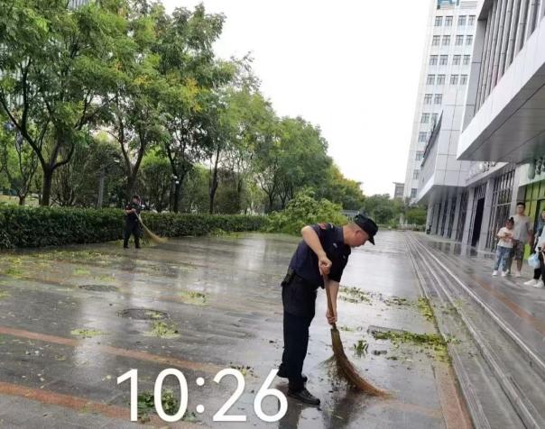 C:/Users/BA/Desktop/風(fēng)雨過(guò)后南京保安迅速行動(dòng)，恢復(fù)安“寧”面貌/5.jpg5
