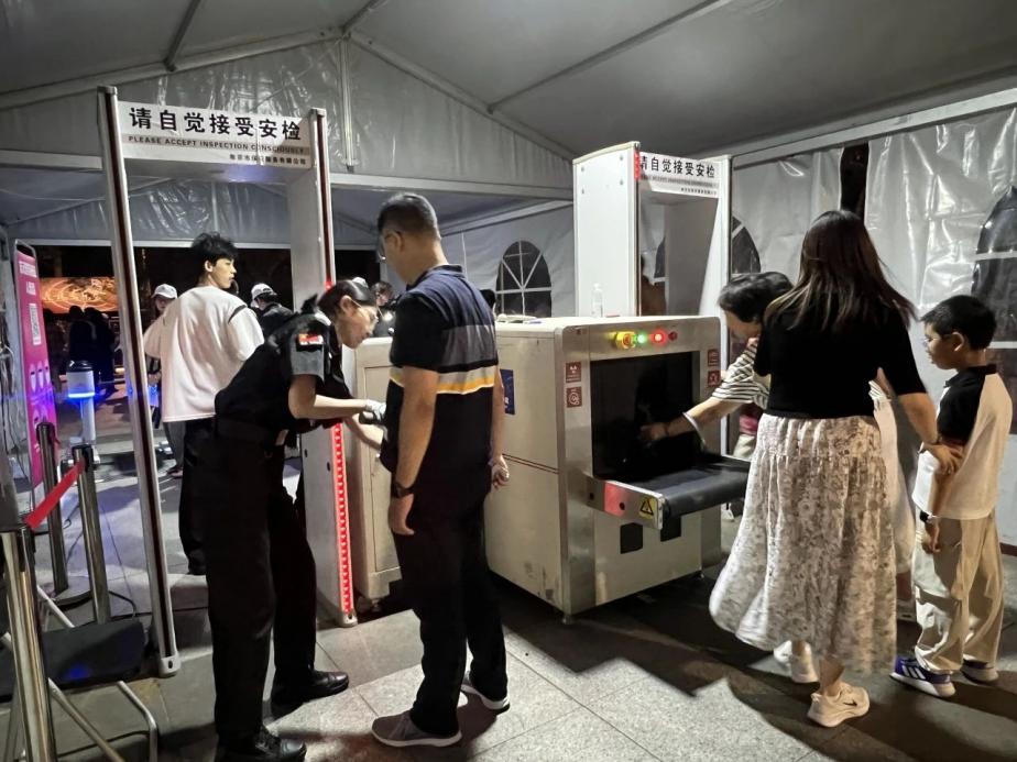 C:/Users/BA/Desktop/“安保鐵軍、硬核保障”2024系列報(bào)道四十三——月滿(mǎn)中秋，南京市保安服務(wù)有限公司圓滿(mǎn)護(hù)航“2024 南京森林音樂(lè)會(huì)”/4.jpg4